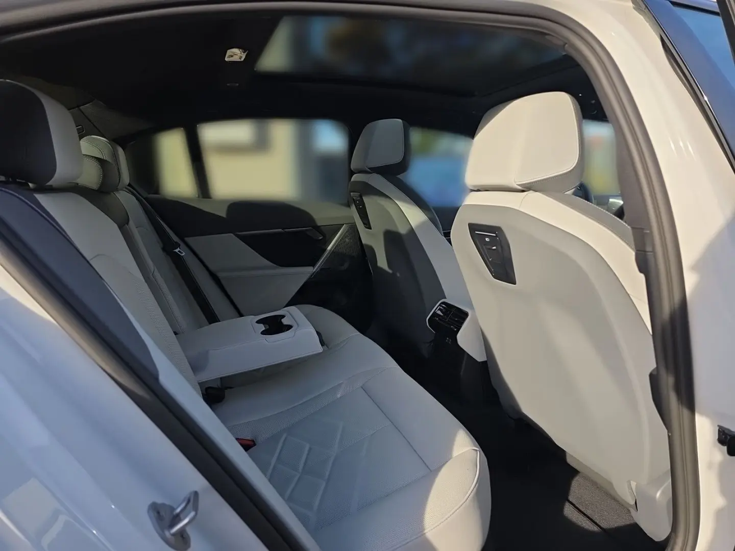 550e xDrive Limousine DrivAssProf ParkAss Pano B