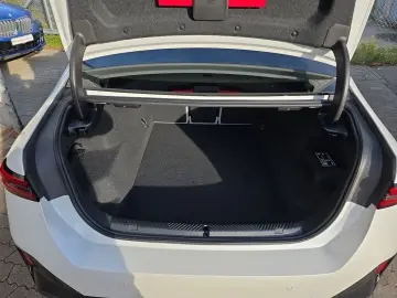 550e xDrive Limousine DrivAssProf ParkAss Pano B