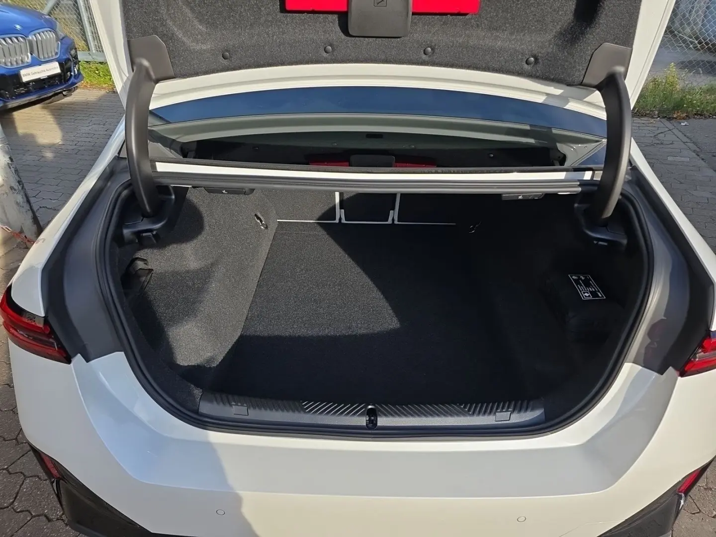 550e xDrive Limousine DrivAssProf ParkAss Pano B