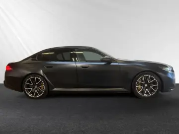 M5 Limousine  € 1.190 Zubehörbonus Frozen Black