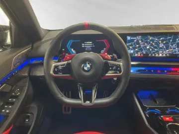 M5 Limousine  € 1.190 Zubehörbonus Frozen Black