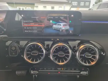 A220d AUTO MULTIBEAM MBUX KAMERA BURMESTER ACC