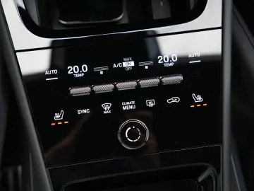 E-Hybrid Coupé INNODRIVE-PANO-SPORTABGAS-22TURBO