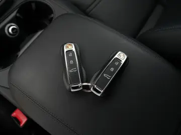 E-Hybrid Coupé INNODRIVE-PANO-SPORTABGAS-22TURBO