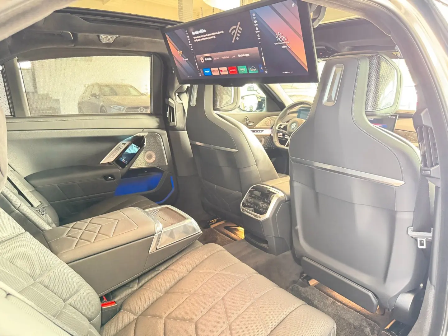 M760e xDrive Two Tone Individual 3xTV SkyLounge