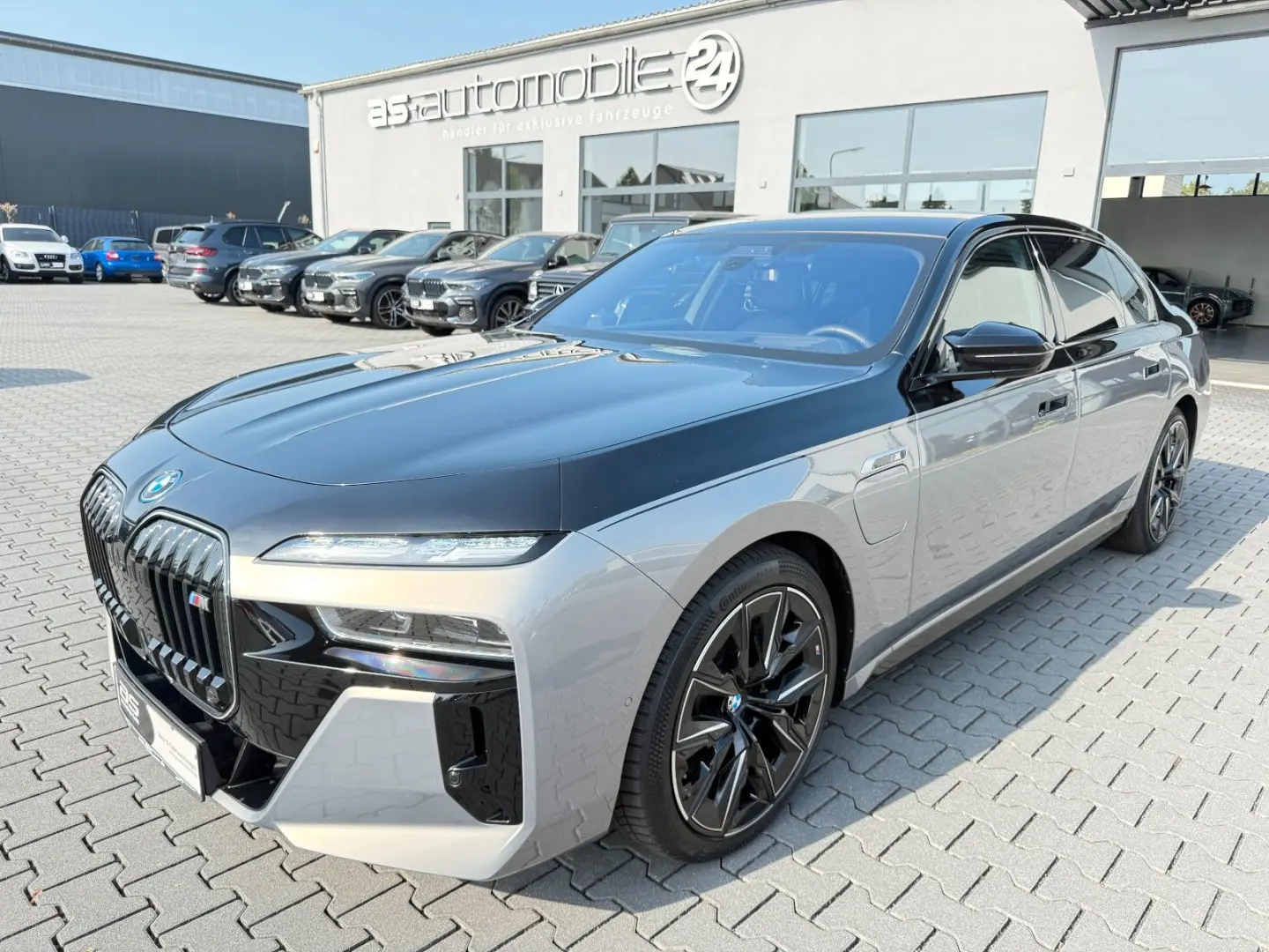M760e xDrive Two Tone Individual 3xTV SkyLounge