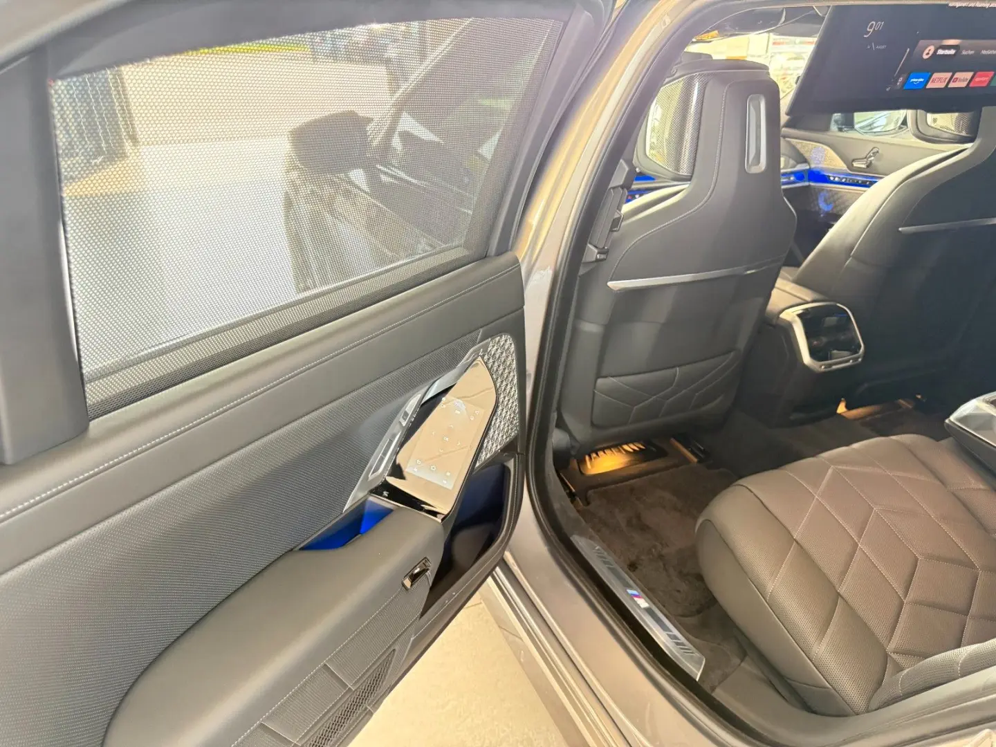 M760e xDrive Two Tone Individual 3xTV SkyLounge