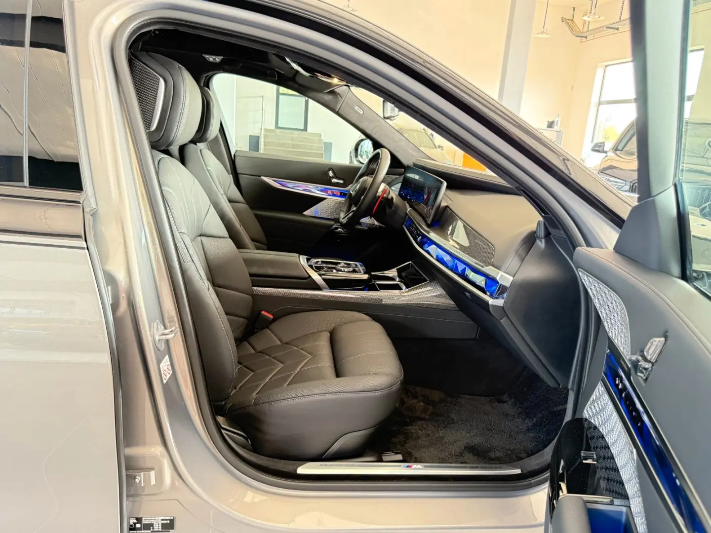 M760e xDrive Two Tone Individual 3xTV SkyLounge