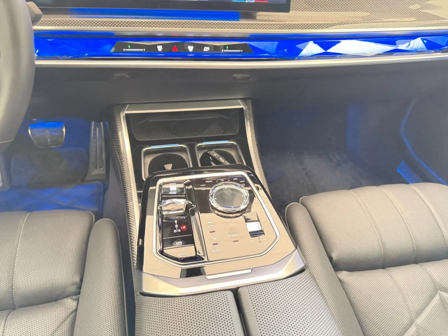 M760e xDrive Two Tone Individual 3xTV SkyLounge