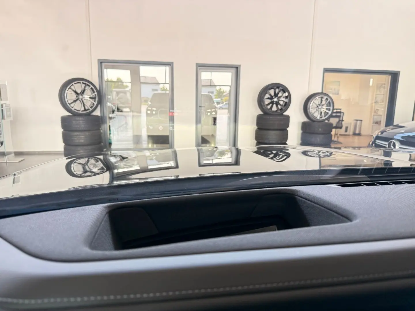 M760e xDrive Two Tone Individual 3xTV SkyLounge