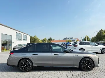 M760e xDrive Two Tone Individual 3xTV SkyLounge