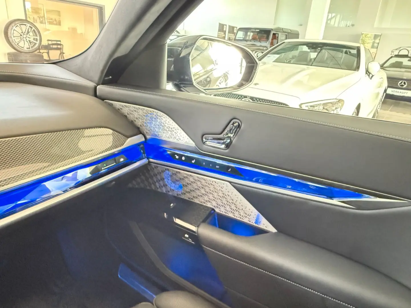 M760e xDrive Two Tone Individual 3xTV SkyLounge