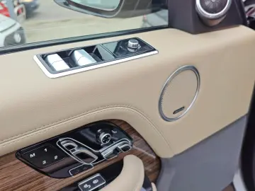 Range Rover Vogue 4.4 Diesel 340cp la COMANDA