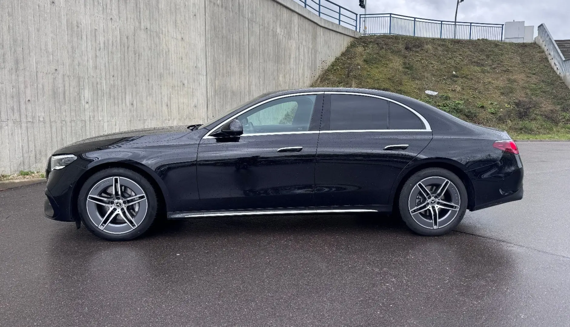 E 220 d Lim AMG-Line Distr Digi-LED 360 AHK Nav