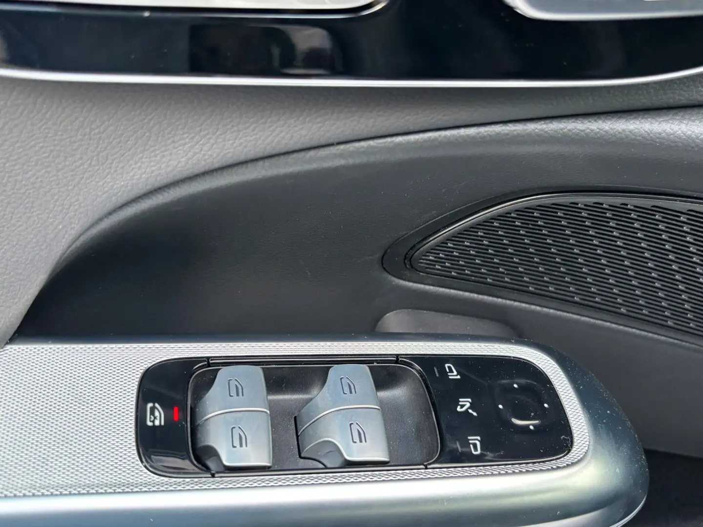 E 220 d Lim AMG-Line Distr Digi-LED 360 AHK Nav