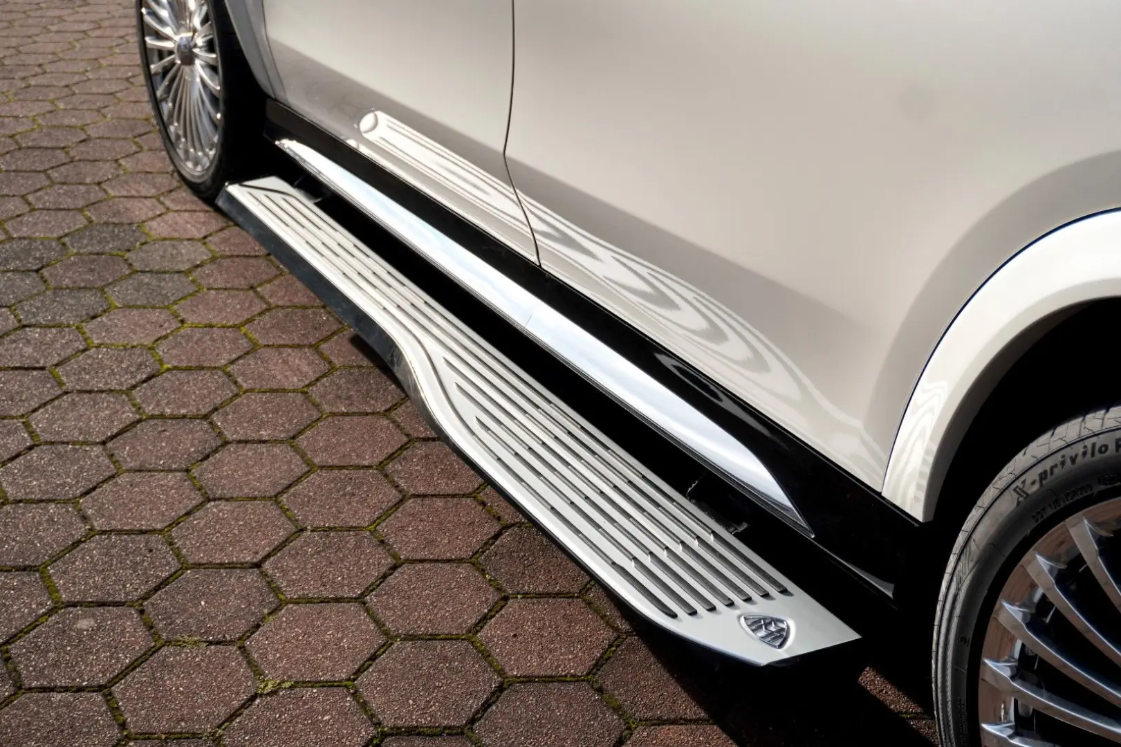 Maybach GLS 600 MANUFAKTUR FIRSTCLASS FOND TV 23