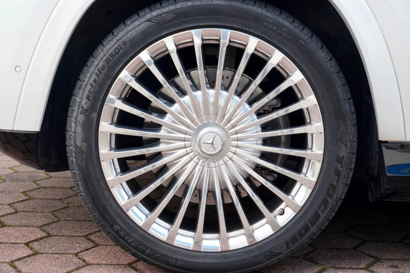 Maybach GLS 600 MANUFAKTUR FIRSTCLASS FOND TV 23