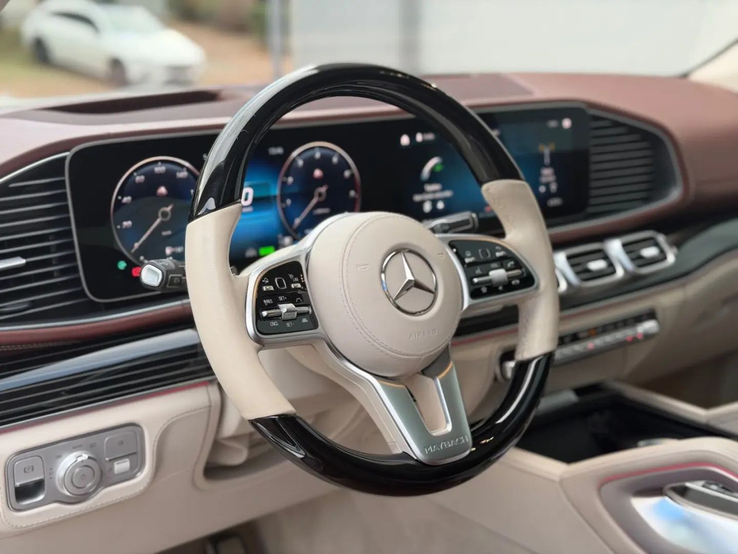 Maybach GLS 600 MANUFAKTUR FIRSTCLASS FOND TV 23