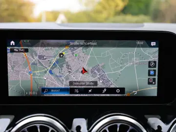 GLA 250 e AMG Sport AHK Distr. LED Pano HUD Navi