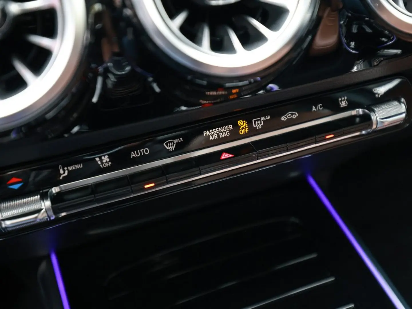 GLA 250 e AMG Sport AHK Distr. LED Pano HUD Navi