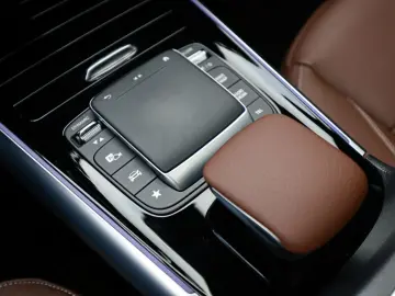 GLA 250 e AMG Sport AHK Distr. LED Pano HUD Navi