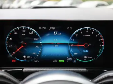 GLA 250 e AMG Sport AHK Distr. LED Pano HUD Navi