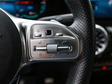 GLA 250 e AMG Sport AHK Distr. LED Pano HUD Navi