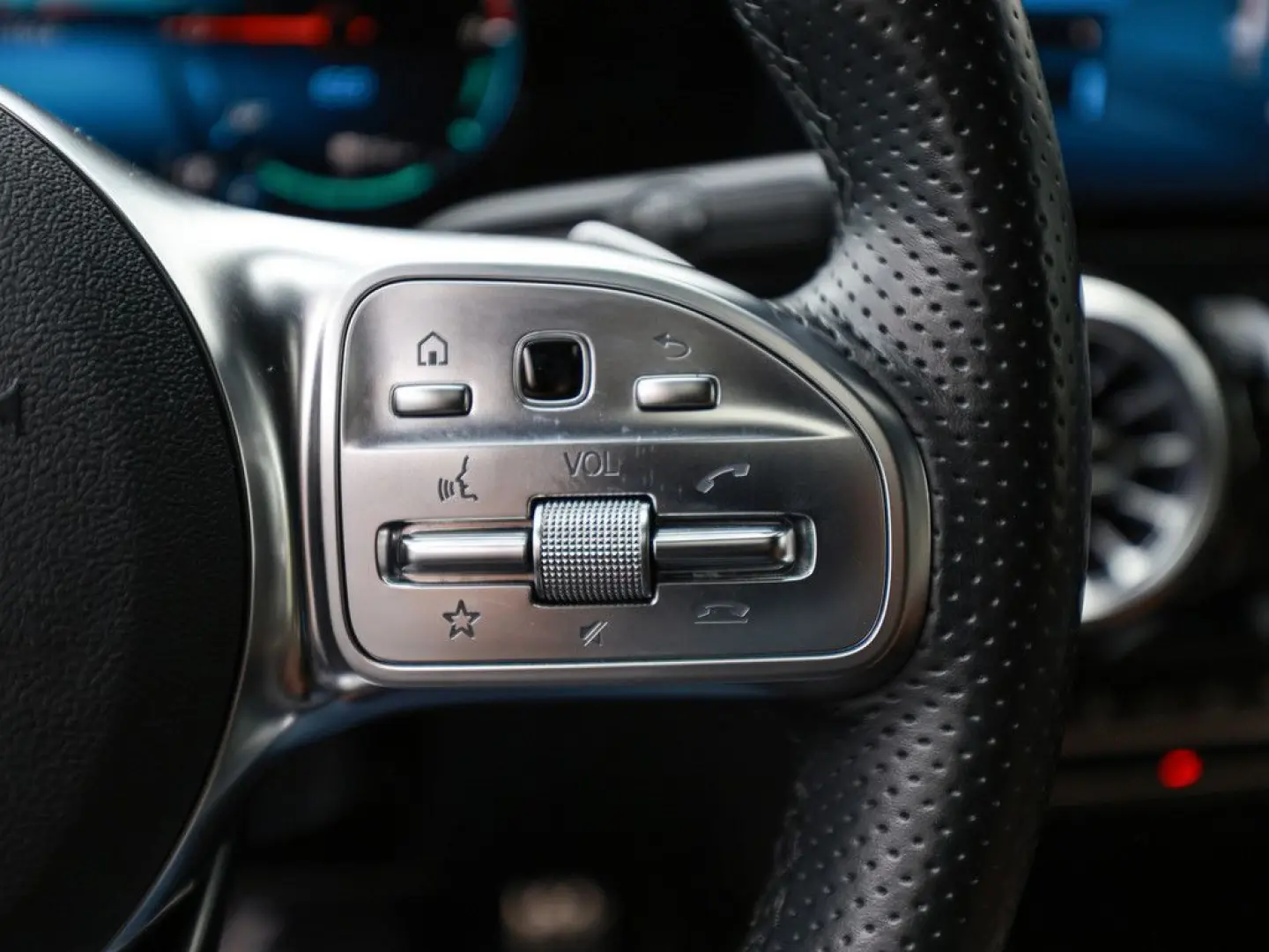 GLA 250 e AMG Sport AHK Distr. LED Pano HUD Navi