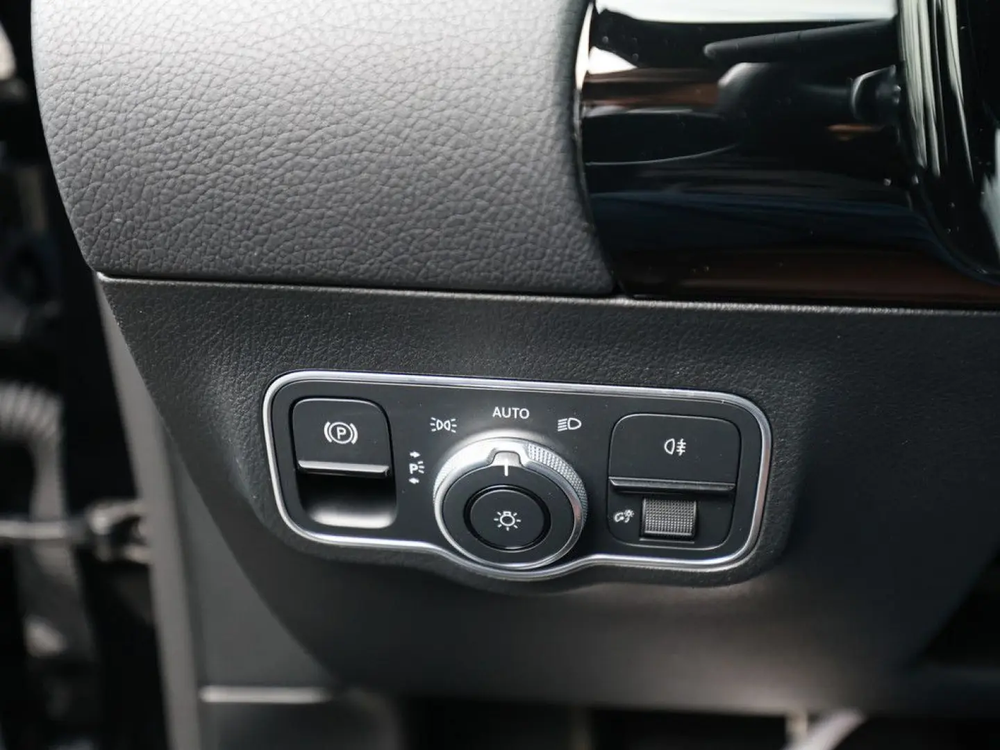 GLA 250 e AMG Sport AHK Distr. LED Pano HUD Navi