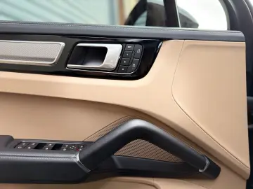 Porsche Cayenne Hybrid Platinum Edition