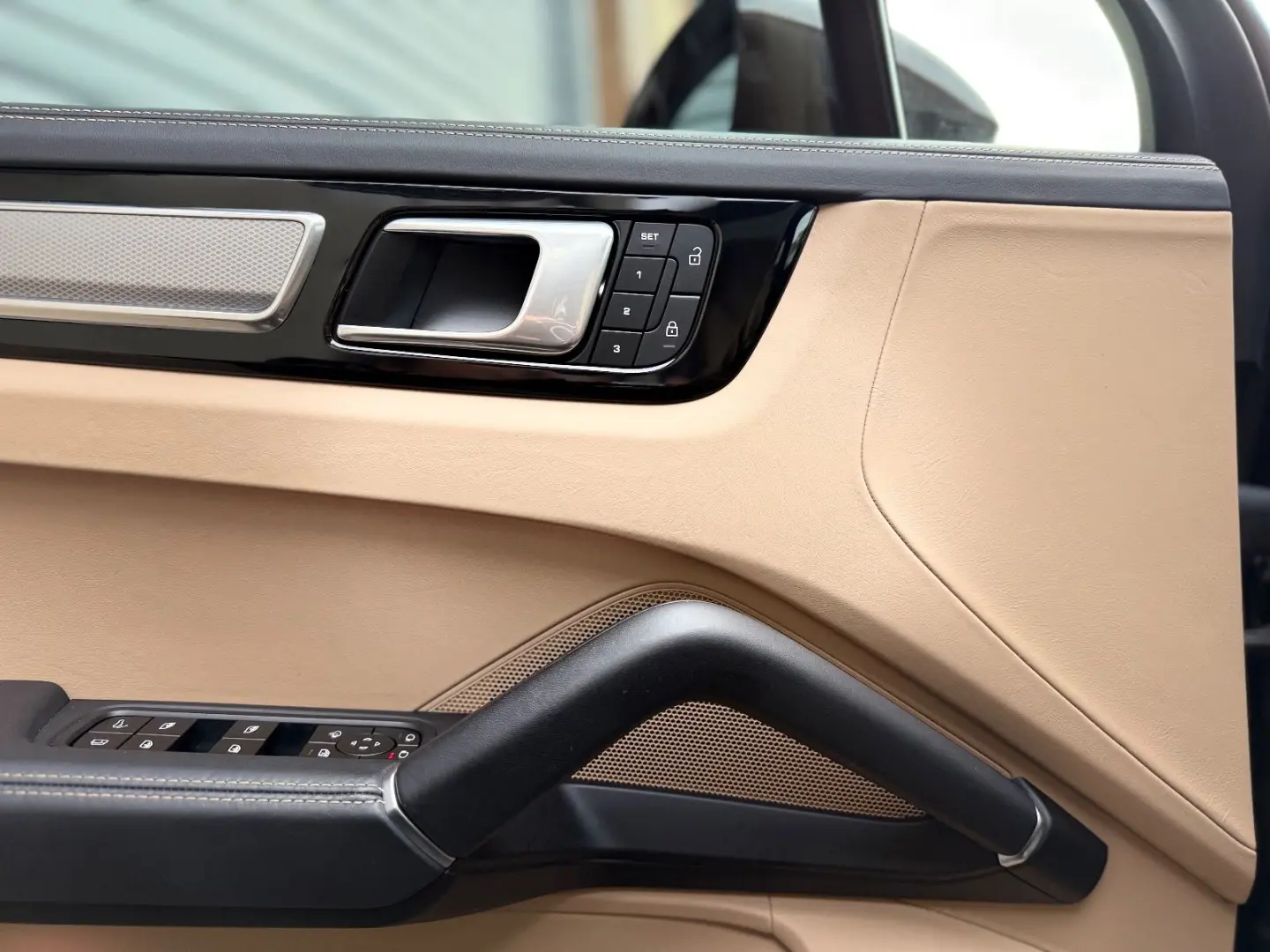 Porsche Cayenne Hybrid Platinum Edition