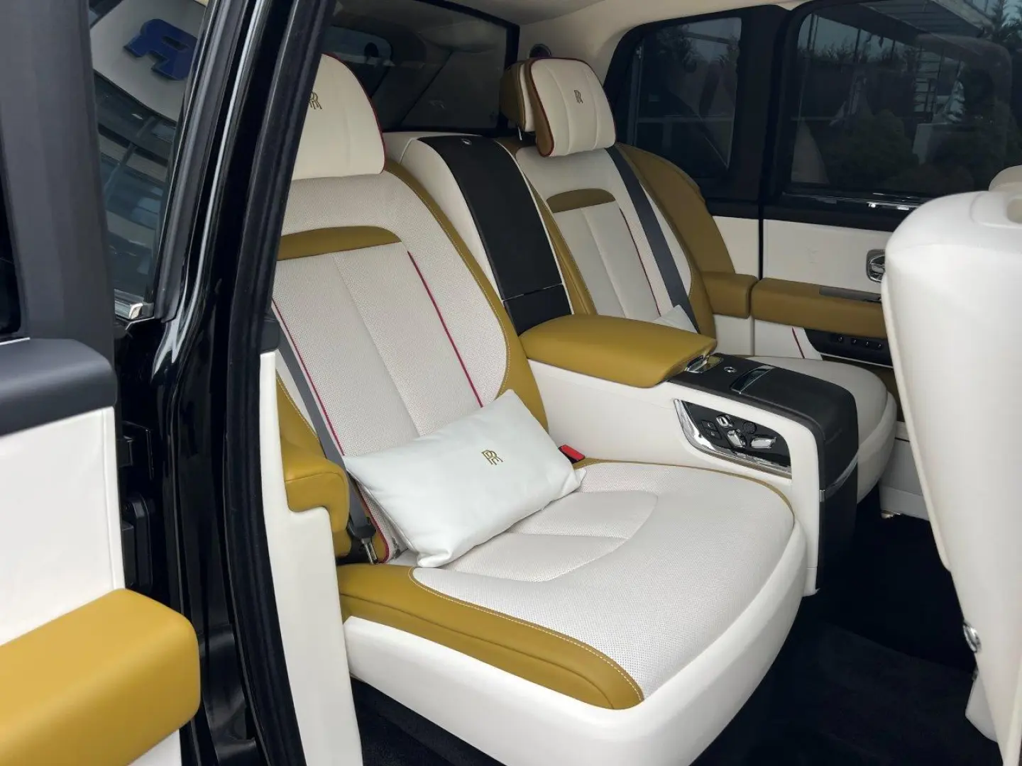 ROLLS-ROYCE CULLINAN SERIES II STARLIGHT