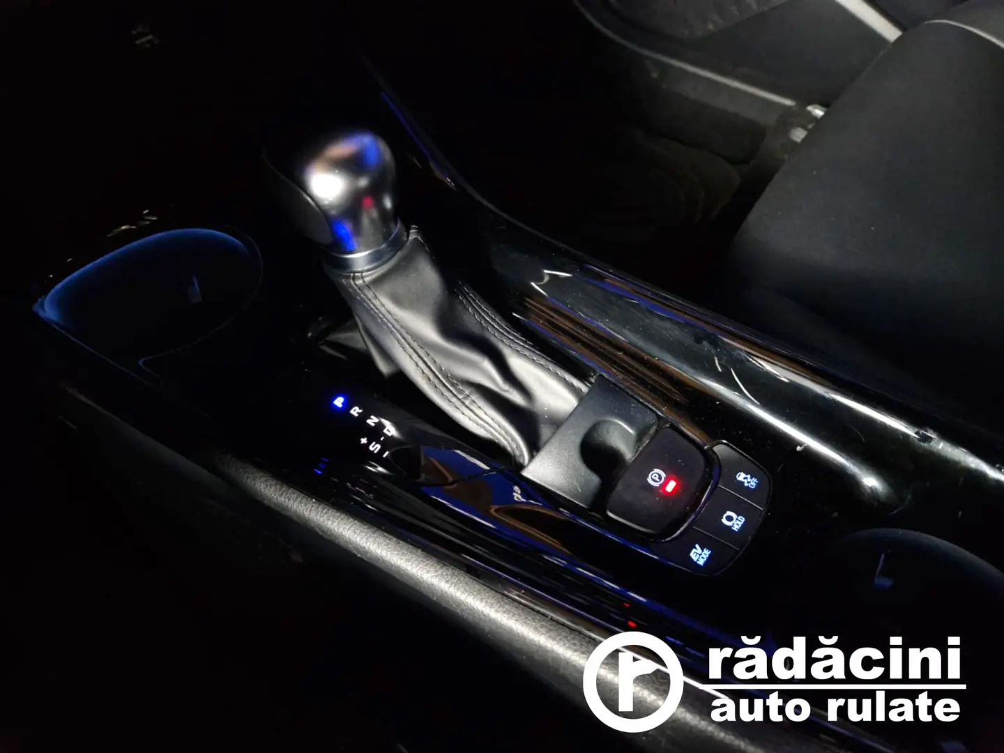 TOYOTA C-HR 2.0i HIBRID BI-TONE 152 CP