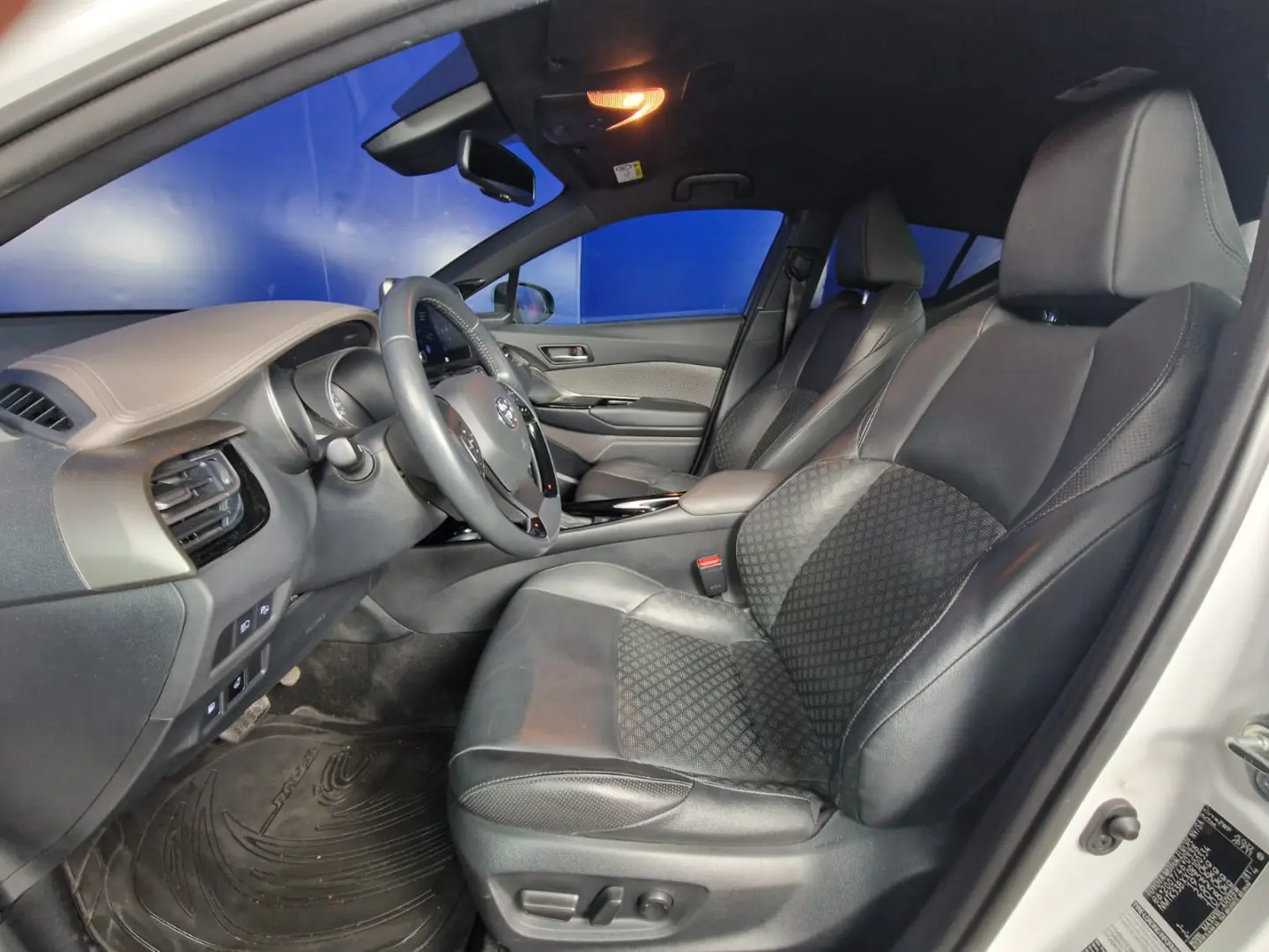 TOYOTA C-HR 2.0i HIBRID BI-TONE 152 CP