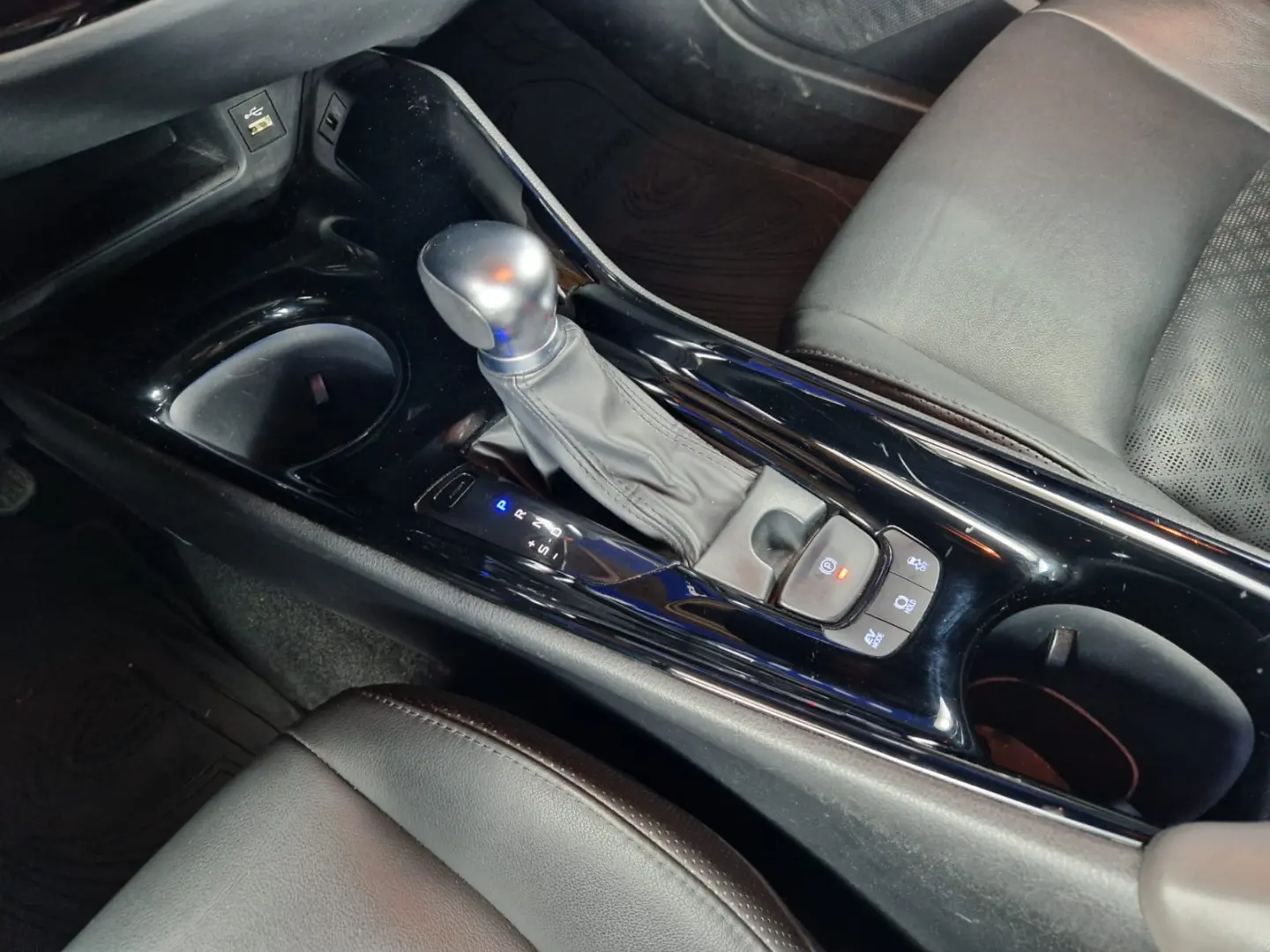 TOYOTA C-HR 2.0i HIBRID BI-TONE 152 CP