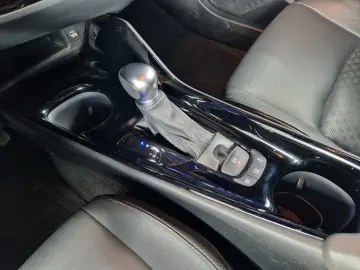 TOYOTA C-HR 2.0i HIBRID BI-TONE 152 CP