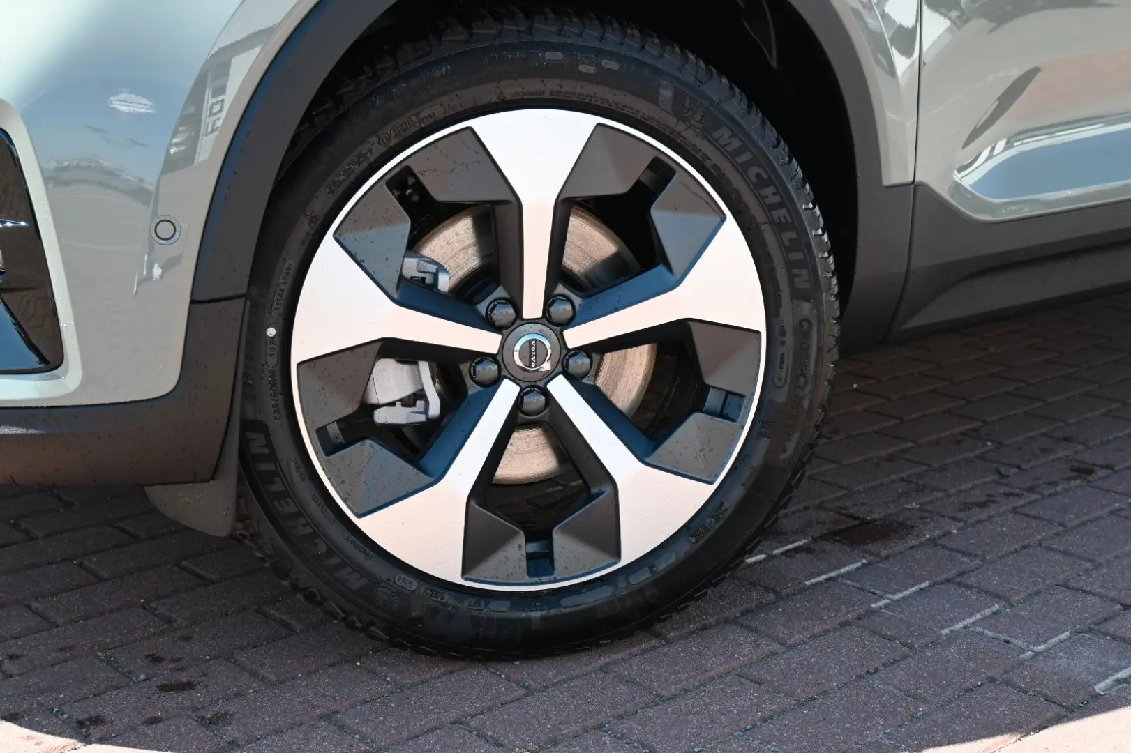 XC40 B4 DKG Plus Dark FSHZG 360  ACC Allwetter