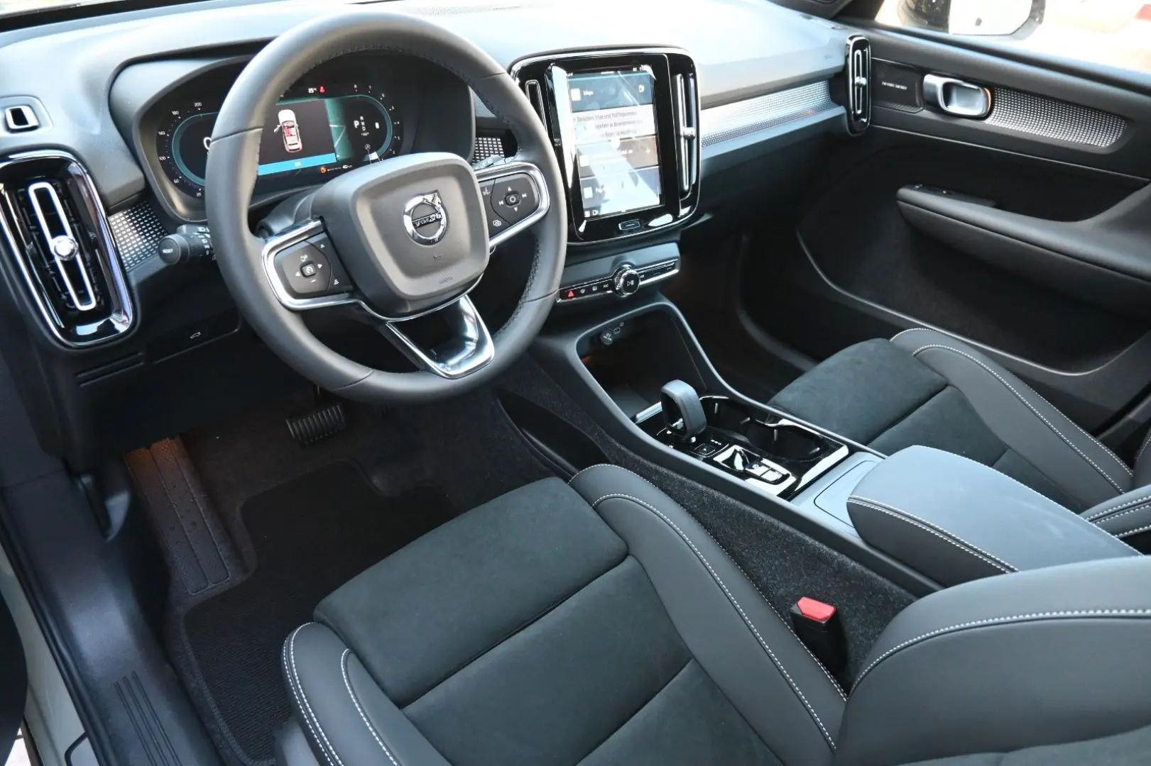 XC40 B4 DKG Plus Dark FSHZG 360  ACC Allwetter