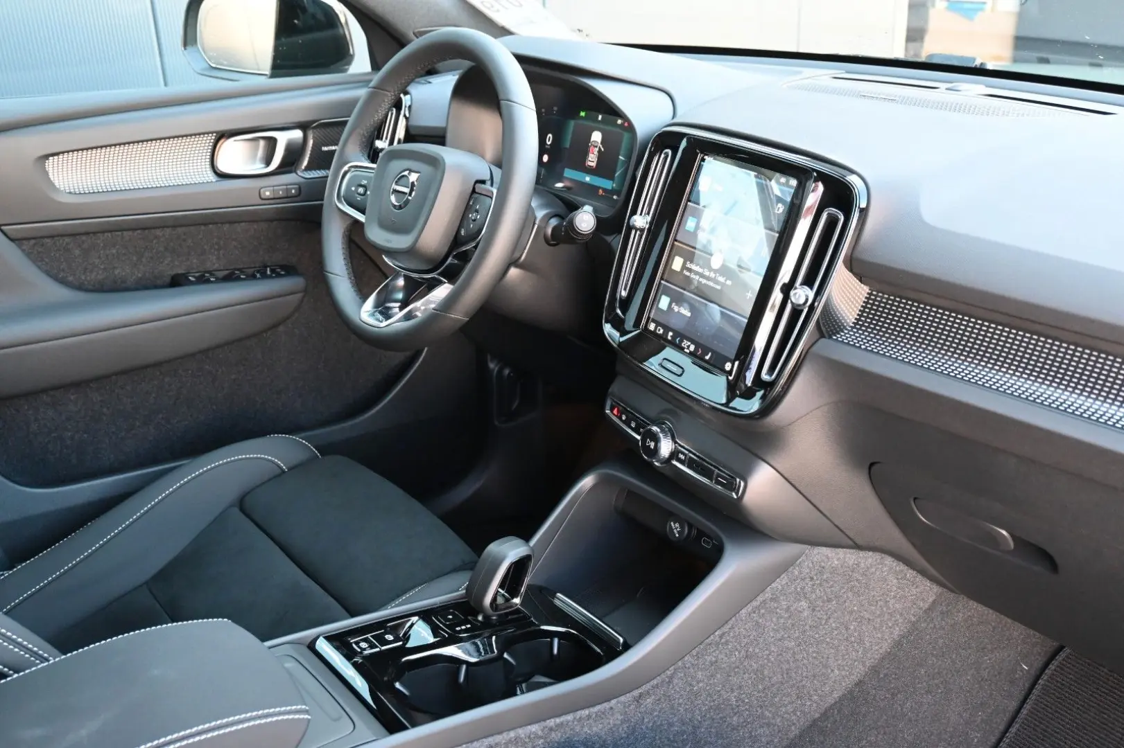 XC40 B4 DKG Plus Dark FSHZG 360  ACC Allwetter