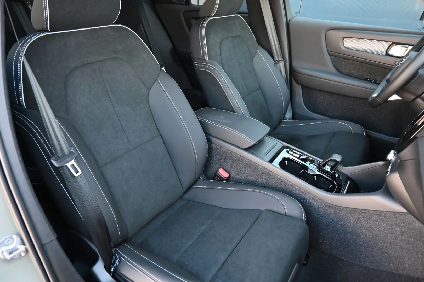 XC40 B4 DKG Plus Dark FSHZG 360  ACC Allwetter