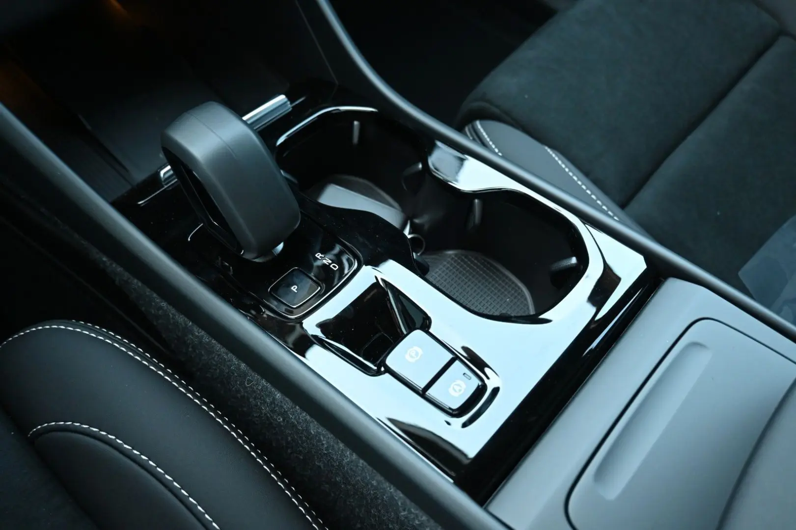 XC40 B4 DKG Plus Dark FSHZG 360  ACC Allwetter