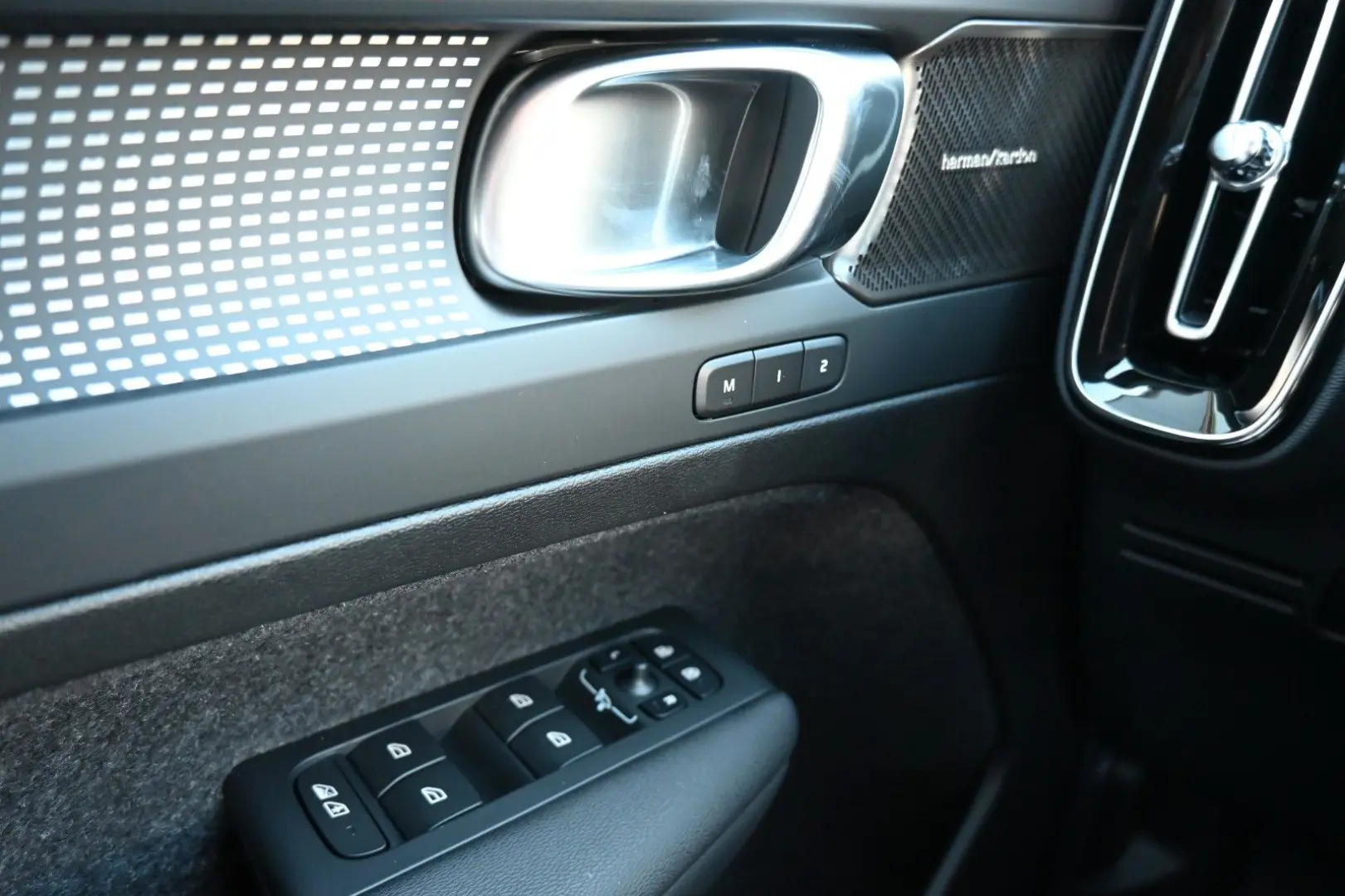 XC40 B4 DKG Plus Dark FSHZG 360  ACC Allwetter