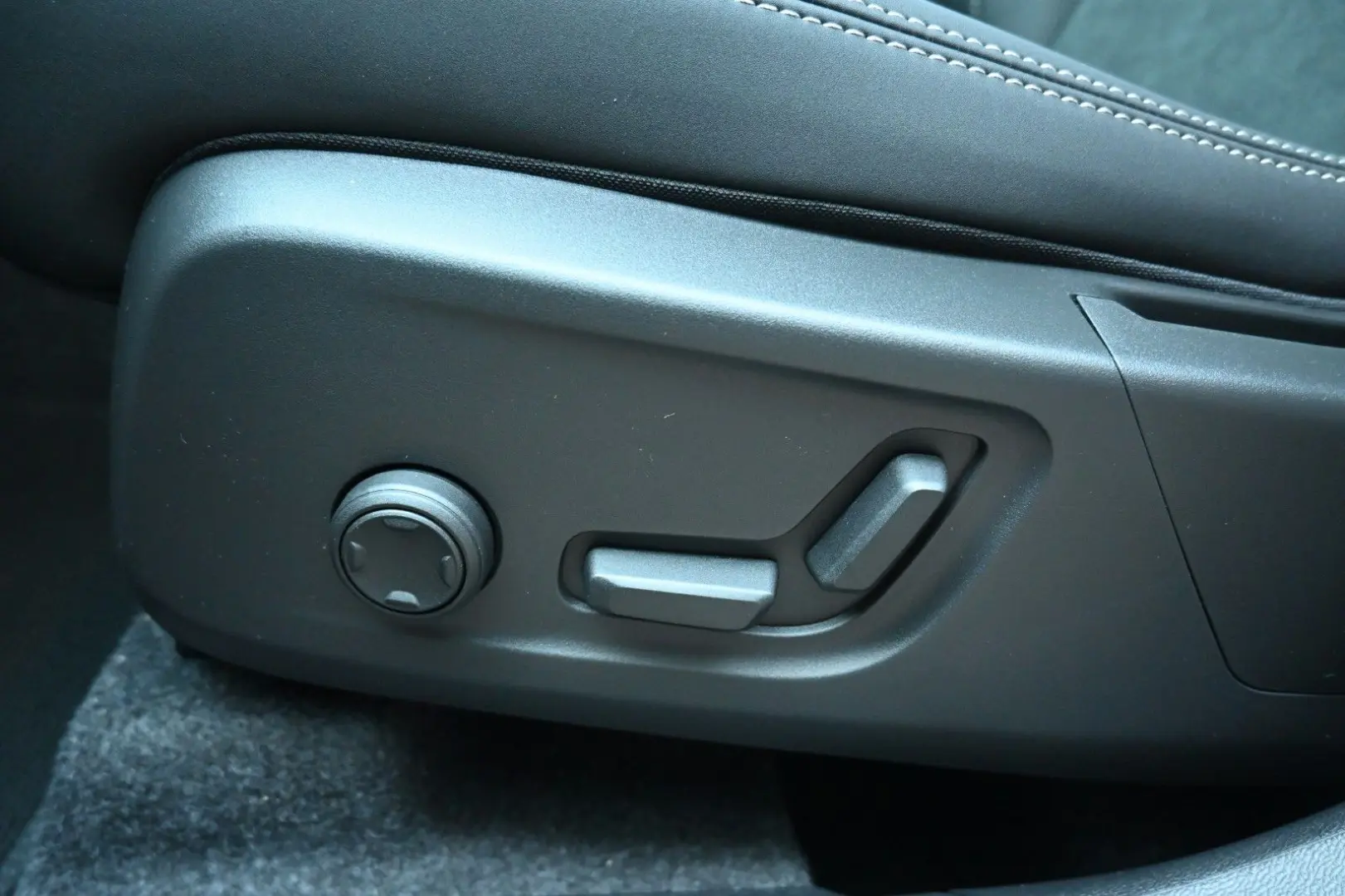 XC40 B4 DKG Plus Dark FSHZG 360  ACC Allwetter