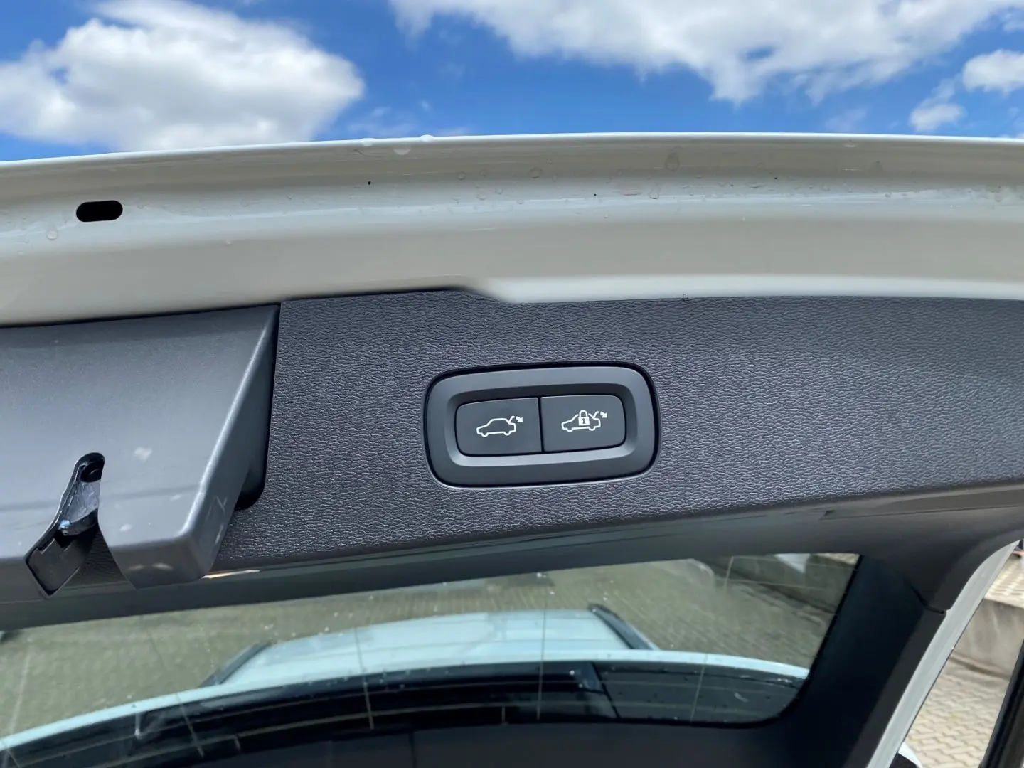 V60 Plus Dark B4 Benzin AHK Leder Digital Cockpit