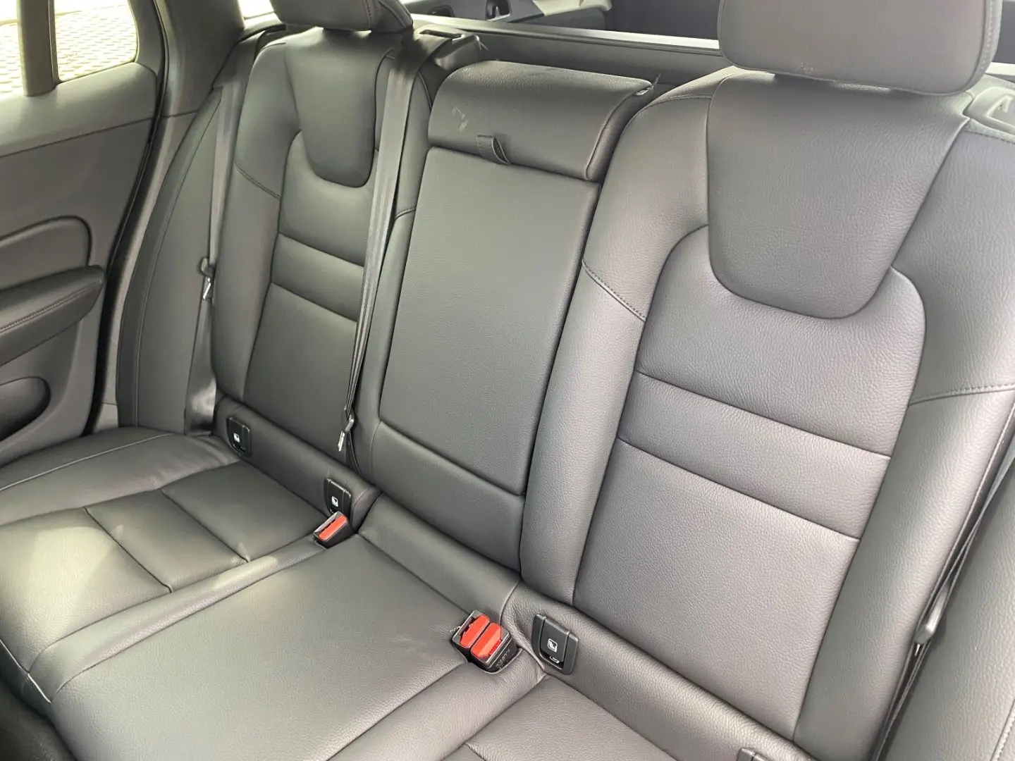 V60 Plus Dark B4 Benzin AHK Leder Digital Cockpit