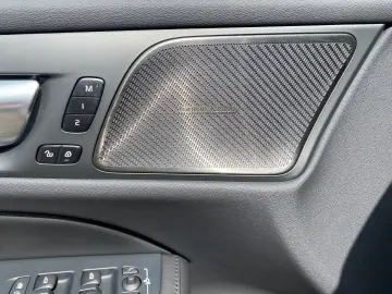 V60 Plus Dark B4 Benzin AHK Leder Digital Cockpit