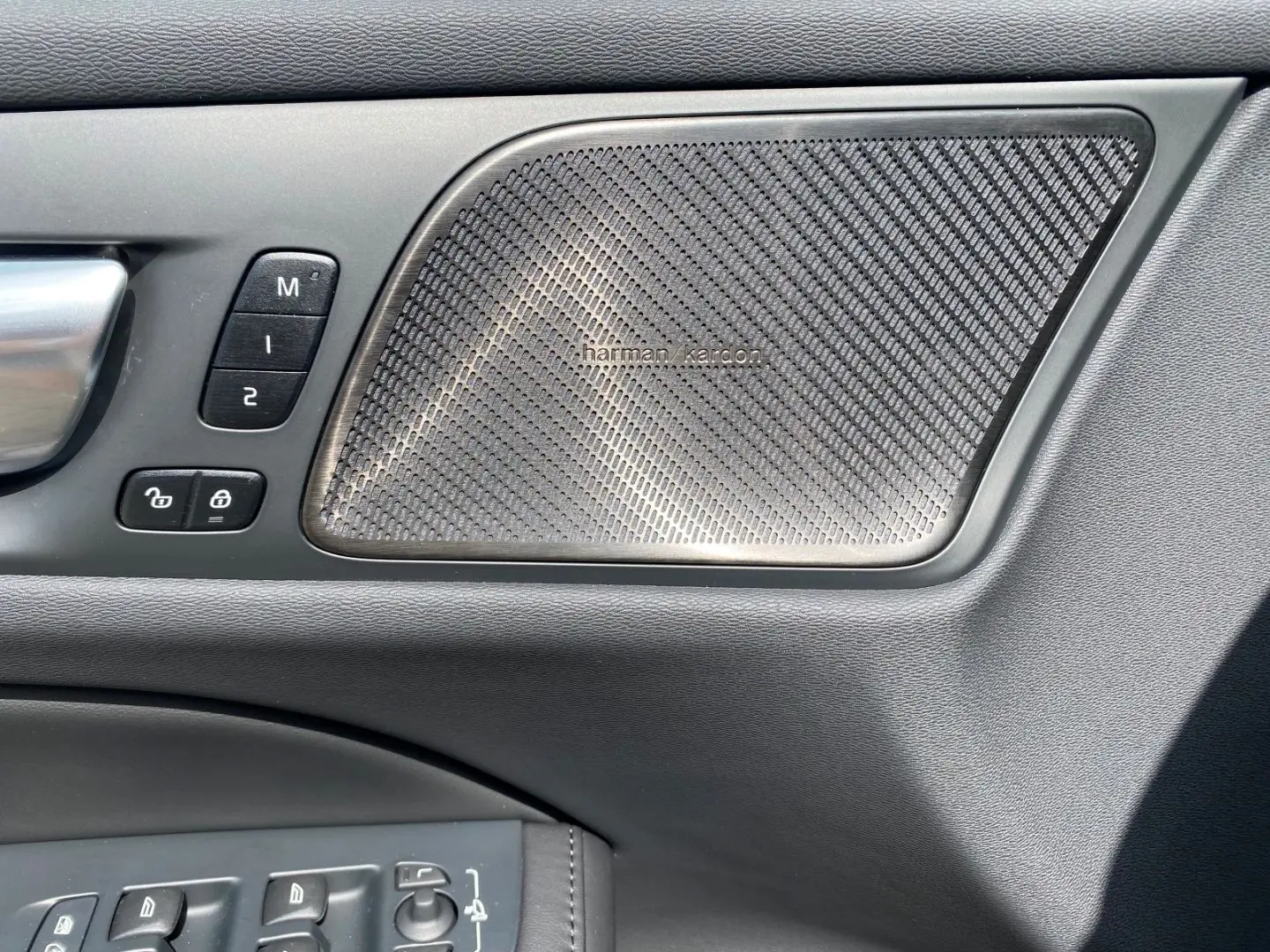 V60 Plus Dark B4 Benzin AHK Leder Digital Cockpit