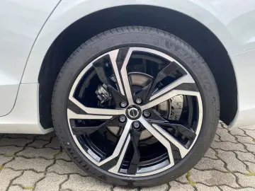 V60 Plus Dark B4 Benzin AHK Leder Digital Cockpit