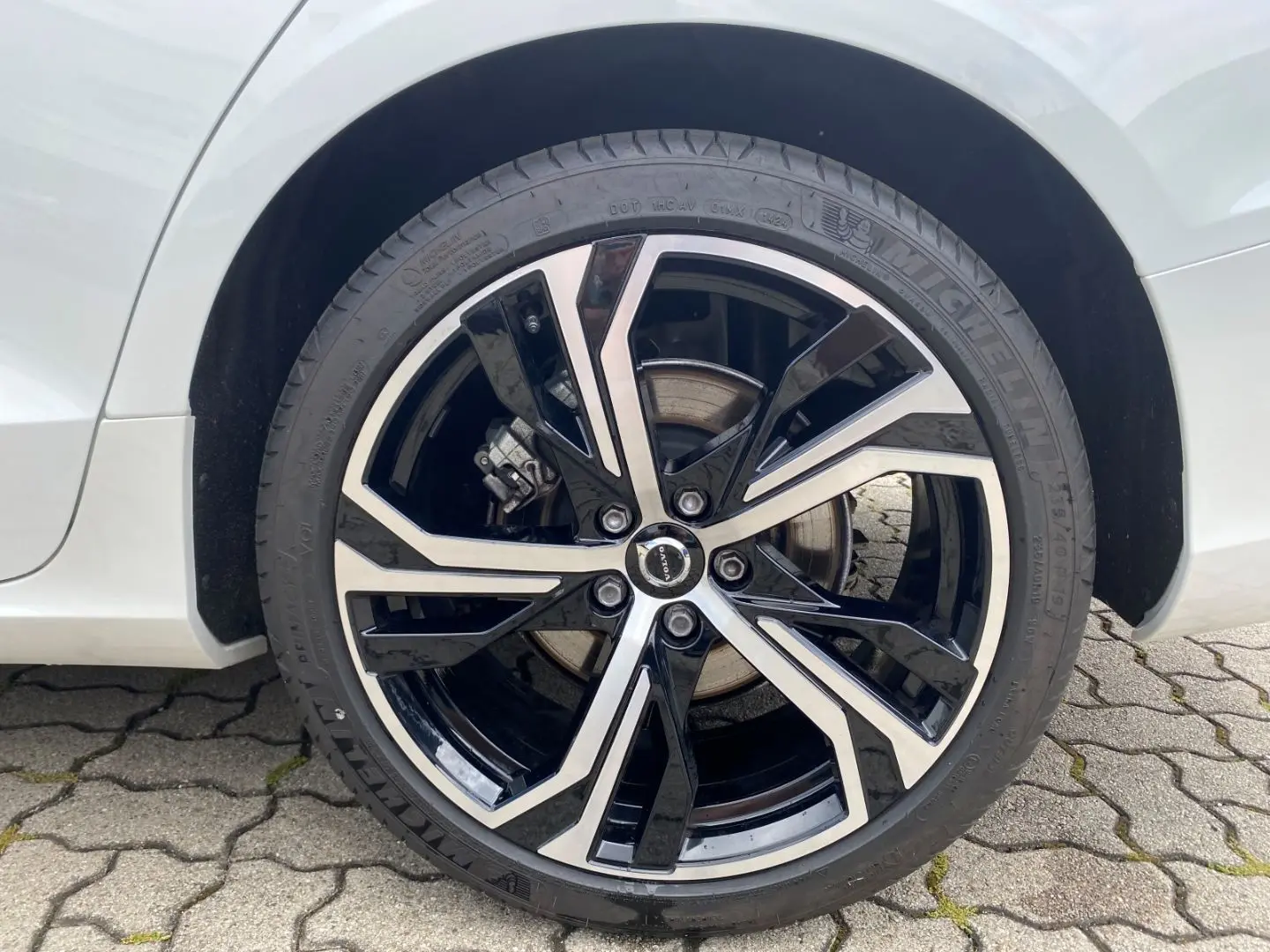 V60 Plus Dark B4 Benzin AHK Leder Digital Cockpit