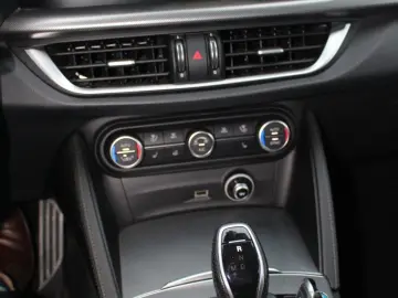 Stelvio Veloce Q4  Komfort-Paket  21  Turismo